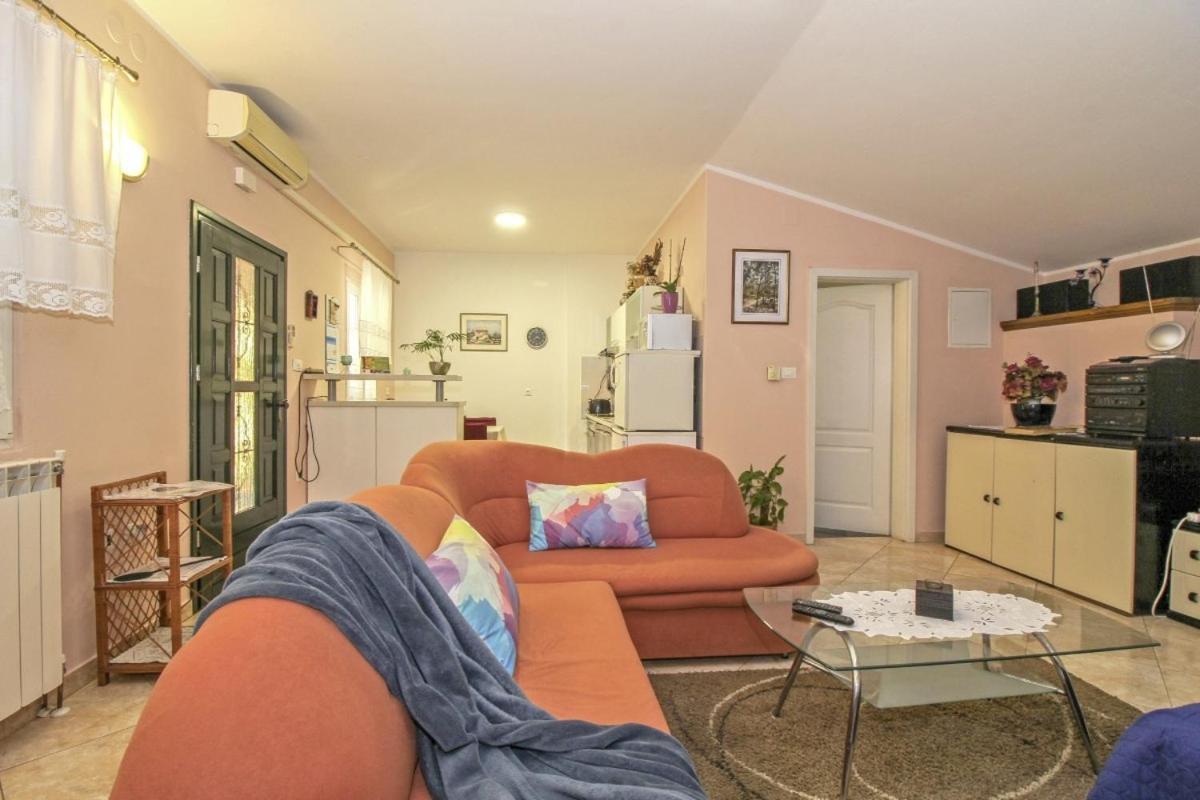Dalibor In Jakacici - Haus Fuer 2-4 Personen Gračišće Bagian luar foto